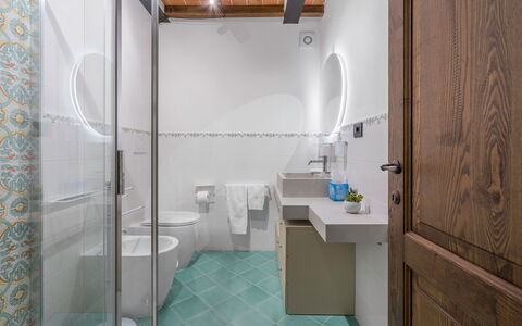 Il Borgo, Borgo Campassini, Monteriggioni: Pavimentazione, Parete, Pavimento, Interior Design, Idraulico Fixture, Bagno, Rubinetto, Soffitto, Lavello, Illuminazione