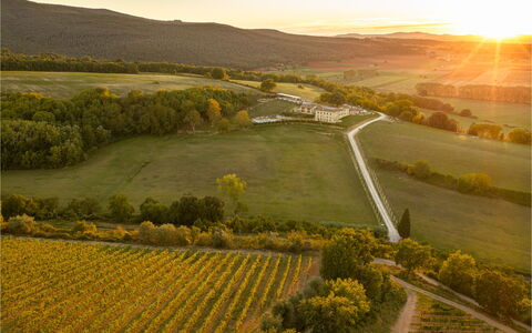 La Piazzetta, Borgo Campassini, Monteriggioni: Paesaggio, Paesaggio Naturale, Plain, Highland, Pascolo, Ecoregione, Lotto, Piantagione, Area Rurale, Campo