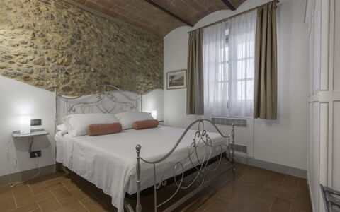 La Piazzetta, Borgo Campassini, Monteriggioni: Interior Design, Camera Da Letto, Mobilia, Soffitto, Letto, Camera, Pavimentazione, Pavimento, Bedding, Illuminazione