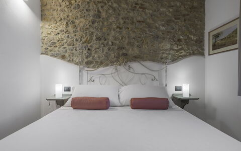 La Piazzetta, Borgo Campassini, Monteriggioni: Parete, Camera Da Letto, Interior Design, Letto, Bedding, Lenzuolo, Soffitto, Pavimento, Biancheria, Camera