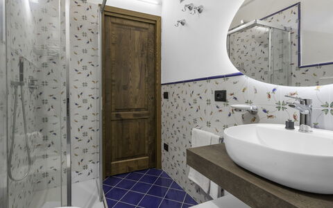 La Piazzetta, Borgo Campassini, Monteriggioni: Parete, Interior Design, Idraulico Fixture, Pavimentazione, Pavimento, Bagno, Rubinetto, Idraulico, Piastrella, Casa