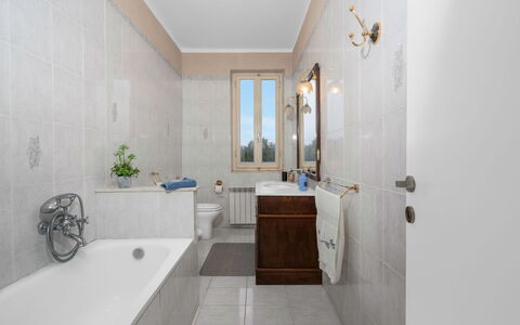 Borgo House In Florentine Hills With Pool: Pavimentazione, Idraulico Fixture, Bagno, Vasca Da Bagno, Pavimento, Interior Design, Rubinetto, Lavello, Idraulico, Illuminazione