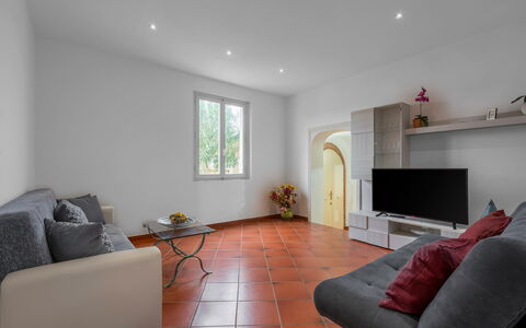 Borgo House In Florentine Hills With Pool: Interior Design, Mobilia, Pavimentazione, Parete, Pavimento, Soffitto, Divano, Camera, Soggiorno, Illuminazione