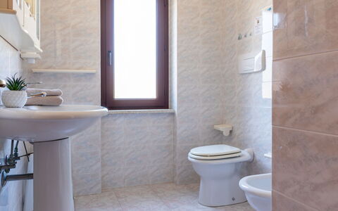 Remo: Pavimentazione, Idraulico Fixture, Pavimento, Bagno, Toilet Seat, Gabinetto, Interior Design, Lavello, Rubinetto, Idraulico