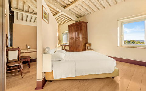 Terra Quercus: Letto, Parete, Camera Da Letto, Interior Design, Lenzuolo, Mobilia, Bedding, Soffitto, Pavimentazione, Pavimento