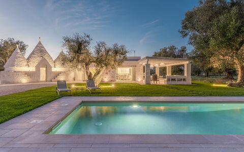 Trullo Brenda: Giardino, Prato, Estate, Landscaping, Piscina, Parco, Cortile, Agriturismo, Villa, Dimora