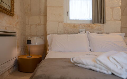 Trullo Brenda: Interior Design, Camera Da Letto, Lenzuolo, Bedding, Letto, Soffitto, Telaio Del Letto, Biancheria, Cuscino, Lancia Cuscino