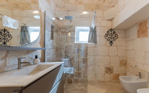 Trullo Brenda: Parete, Pavimentazione, Idraulico Fixture, Pavimento, Interior Design, Piastrella, Bagno, Soffitto, Rubinetto, Lavello