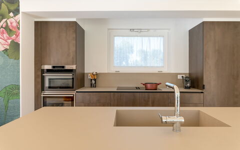 Trullo Brenda: Pavimentazione, Controsoffitto, Interior Design, Legna, Cucina, Mobilia, Pavimento, Marrone, Cabinetry, Lavello