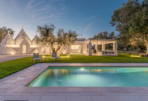 Trullo Brenda: Giardino, Prato, Estate, Landscaping, Piscina, Parco, Cortile, Agriturismo, Villa, Dimora