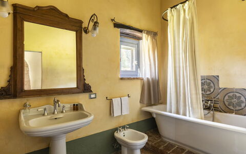 Podere Monti: Bagno, Idraulico Fixture, Parete, Interior Design, Lavandino Del Bagno, Vasca Da Bagno, Pavimentazione, Rubinetto, Lavello, Pavimento