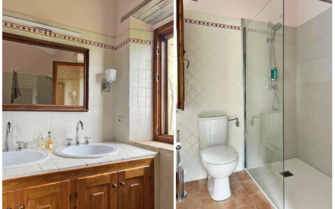 Villa la Felce: Bagno, Idraulico Fixture, Parete, Interior Design, Pavimentazione, Pavimento, Lavello, Lavandino Del Bagno, Rubinetto, Idraulico
