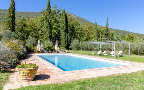 Villa la Felce: Piscina, Ricorrere, Giardino, Landscaping, Eco Hotel, Mobili Da Esterno, Giochi D'Acqua, Tempo Libero, Flagstone, Shade