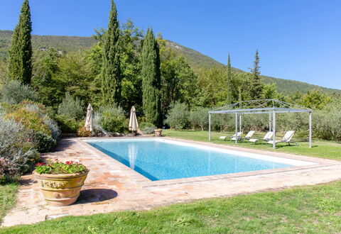 Villa la Felce: Piscina, Ricorrere, Giardino, Landscaping, Eco Hotel, Mobili Da Esterno, Giochi D'Acqua, Tempo Libero, Flagstone, Shade