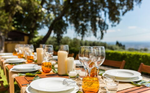 Villa Cerreta: Tavola, Tavolo, Mobilia, Bicchieri, Cibo, Tovaglia, Serveware, Barware, Stemware, Piatto