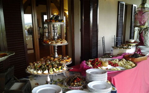 Villa del Lago: Mobilia, Tavolo, Tavola, Serveware, Sedia, Dishware, Ristorante, Tovaglia, Piatto, Cibo