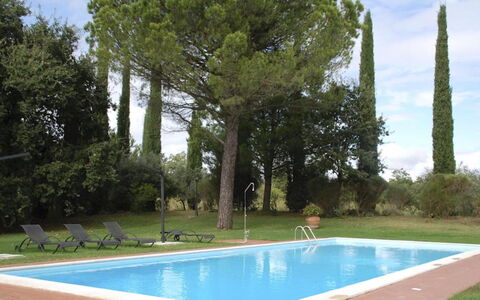 Villa del Lago: Piscina, Shade, Estate, Hacienda, Giardino, Prato, Landscaping, Backyard, Cortile, Villa
