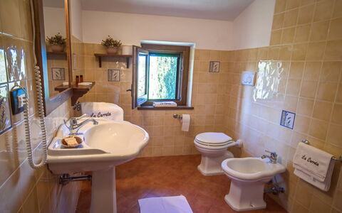 Villa del Lago: Pavimentazione, Idraulico Fixture, Lavandino Del Bagno, Bagno, Lavello, Interior Design, Pavimento, Rubinetto, Mobilia, Idraulico