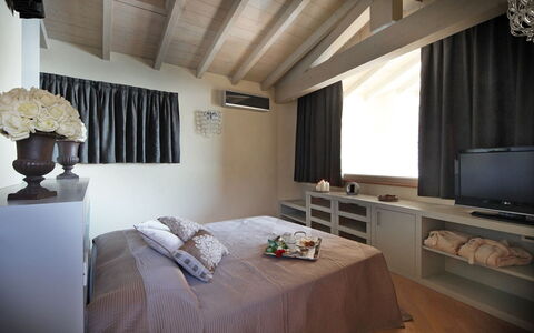 Villa le Selve: Mobilia, Interior Design, Letto, Camera Da Letto, Soffitto, Legna, Pavimentazione, Lenzuolo, Camera, Bedding