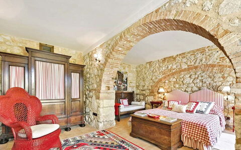 Villa Aiola: Mobilia, Interior Design, Parete, Tessile, Soffitto, Pavimentazione, Camera Da Letto, Illuminazione, Pavimento, Letto