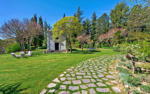 Villa Aiola: Albero, Erba, Verde, Natura, Arbusto, Giardino, Paesaggio, Groundcover, Primavera, Prato
