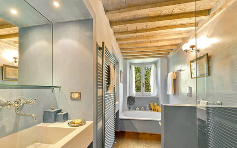 Villa Aiola: Parete, Idraulico Fixture, Interior Design, Bagno, Pavimentazione, Soffitto, Pavimento, Rubinetto, Lavello, Illuminazione