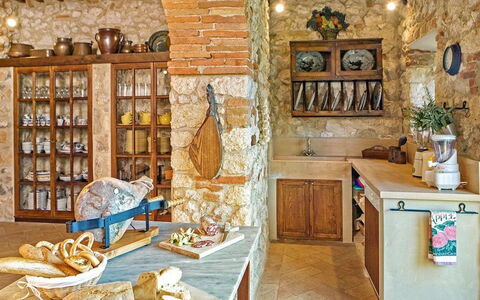 Villa Aiola: Mobilia, Interior Design, Legna, Pavimentazione, Cucina, Illuminazione, Pavimento, Mensola, Cabinetry, Camera