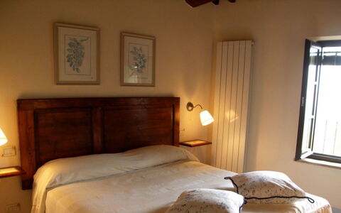 Borgo di Fighine: Letto, Mobilia, Camera Da Letto, Bedding, Lenzuolo, Parete, Interior Design, Legna, Pavimento, Pavimentazione