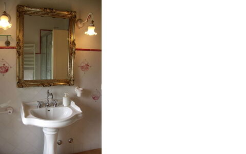 Borgo di Fighine: Parete, Idraulico Fixture, Lavandino Del Bagno, Rubinetto, Interior Design, Bagno, Idraulico, Lavello, Illuminazione, Specchio