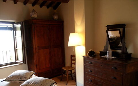 Borgo di Fighine: Mobilia, Letto, Camera Da Letto, Interior Design, Legna, Pavimentazione, Lenzuolo, Bedding, Pavimento, Camera