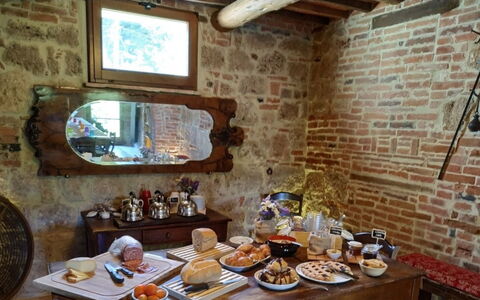 Podere della Bruciata: Mobilia, Interior Design, Tavolo, Sedia, Camera, Brick, Cornice, Cibo, Ristorante, Pianta Della Casa