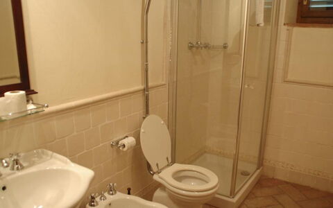 Magnolia e Camelia: Toilet Seat, Bagno, Idraulico Fixture, Parete, Gabinetto, Lavandino Del Bagno, Pavimento, Pavimentazione, Lavello, Interior Design