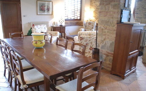 Magnolia e Camelia: Mobilia, Pavimentazione, Tavolo, Interior Design, Legna, Pavimento, Sedia, Cucina & Sala Da Pranzo Tavolo, Sala Da Pranzo, Camera