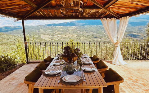 Poggio Aperto: Mobilia, Collina, Sedia, Tavolo, Mobili Da Esterno, Catena Montuosa, Eco Hotel, Portico, Tavolo Esterno, Ricorrere