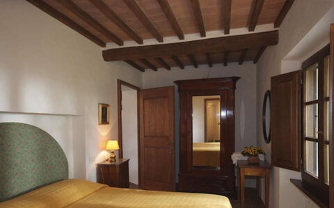Santo Stefano: Mobilia, Interior Design, Letto, Camera Da Letto, Parete, Legna, Lenzuolo, Bedding, Pavimentazione, Pavimento