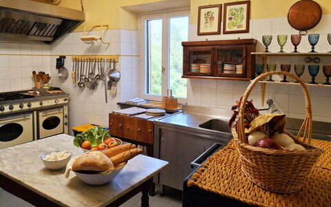 La Palazzina: Mobilia, Cucina, Elettrodomestico Da Cucina, Interior Design, Controsoffitto, Legna, Pavimentazione, Cabinetry, Apparecchio Major, Illuminazione