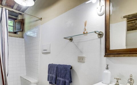 Mulino della Frateria: Idraulico Fixture, Bagno, Interior Design, Pavimentazione, Idraulico, Rubinetto, Pavimento, Casa, Soffitto, Lavello