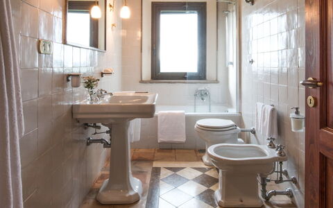 Villa Giuncheto: Idraulico Fixture, Pavimentazione, Bagno, Lavandino Del Bagno, Lavello, Pavimento, Rubinetto, Idraulico, Porta, Appartamento