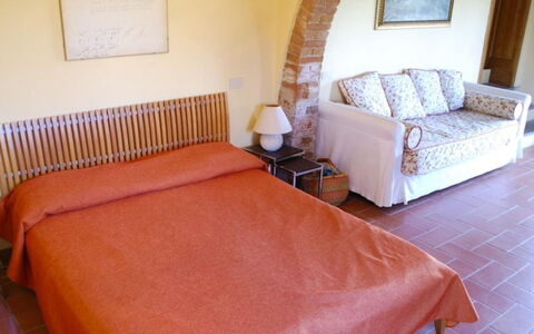 Podere Torre: Mobilia, Camera Da Letto, Letto, Interior Design, Pavimentazione, Pavimento, Lenzuolo, Bedding, Camera, Telaio Del Letto