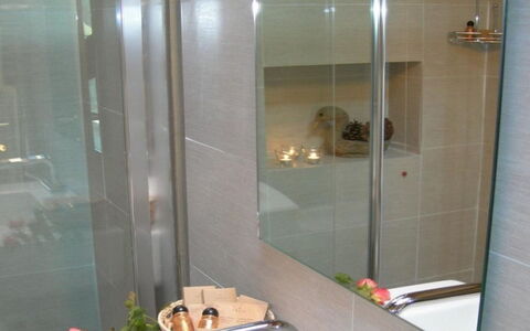 Villa la Tabaccaia: Bagno, Idraulico Fixture, Interior Design, Pavimentazione, Idraulico, Pavimento, Piastrella, Bicchiere, Camera, Doccia Porta