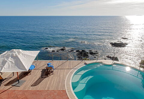 Villa Baia al Mare: Blu, Acqua, Corpo D'Acqua, Piscina, Mare, Mobili Da Esterno, Costiera E Morfologie Oceanic, Ricorrere, Costa, Oceano