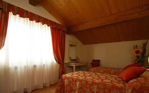 San Giuseppe Villa: Mobilia, Interior Design, Tessile, Camera, Soffitto, Biancheria, Camera Da Letto, Illuminazione, Arancia, Lenzuolo