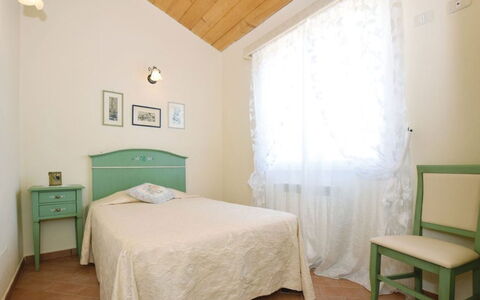 San Giuseppe Villa: Mobilia, Letto, Camera Da Letto, Interior Design, Lenzuolo, Pavimento, Bedding, Pavimentazione, Legna, Soffitto