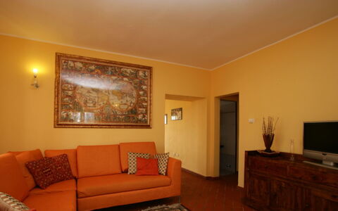 San Giuseppe Villa: Mobilia, Interior Design, Parete, Divano, Pavimentazione, Legna, Pavimento, Giallo, Camera, Soggiorno
