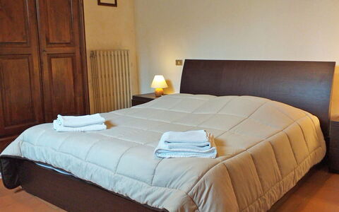 Casalunga: Mobilia, Letto, Camera Da Letto, Bedding, Lenzuolo, Pavimento, Legna, Pavimentazione, Interior Design, Biancheria