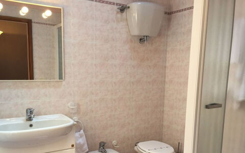 Case Belle: Parete, Pavimentazione, Pavimento, Interior Design, Legna, Idraulico Fixture, Lavandino Del Bagno, Camera, Lavello, Bagno