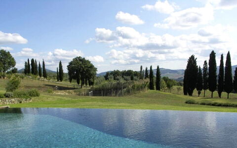 Vallocchie: Landscaping, Piscina, Sempreverde, Riflessione, Pine Famiglia