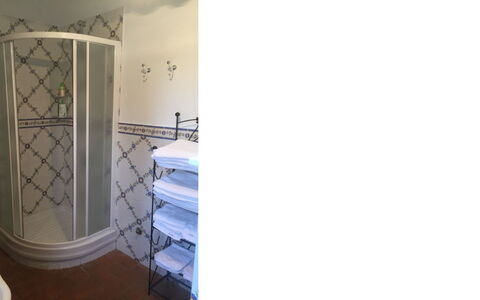 Vallocchie: Interior Design, Pavimento, Bicchiere, Camera, Metallo, Porta A Casa, Piastrella, Bagno, Idraulico Fixture, Idraulico