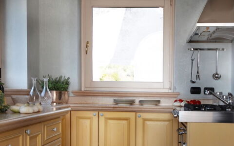 Villa Garda: Legna, Cucina, Interior Design, Controsoffitto, Casa, Pavimentazione, Lavandino Della Cucina, Cabinetry, Elettrodomestico Da Cucina, Rubinetto
