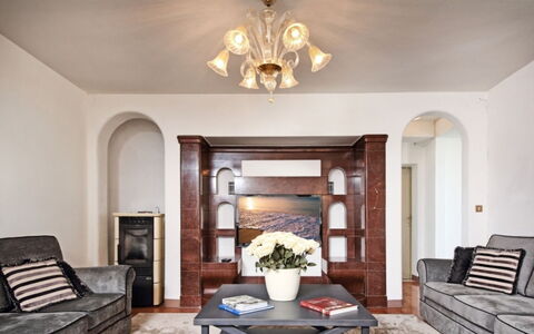 Villa Garda: Mobilia, Interior Design, Divano, Pavimentazione, Pavimento, Soggiorno, Appartamento, Soffitto, Camera, Illuminazione